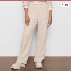 SKIMS Cream Fleece Sherpa straight leg pants